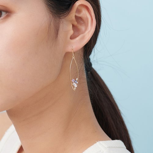 SOIRÉE BY N.Y. 蒔華芮設計師輕珠寶 彩晶鏤空造型耳環(共兩色)