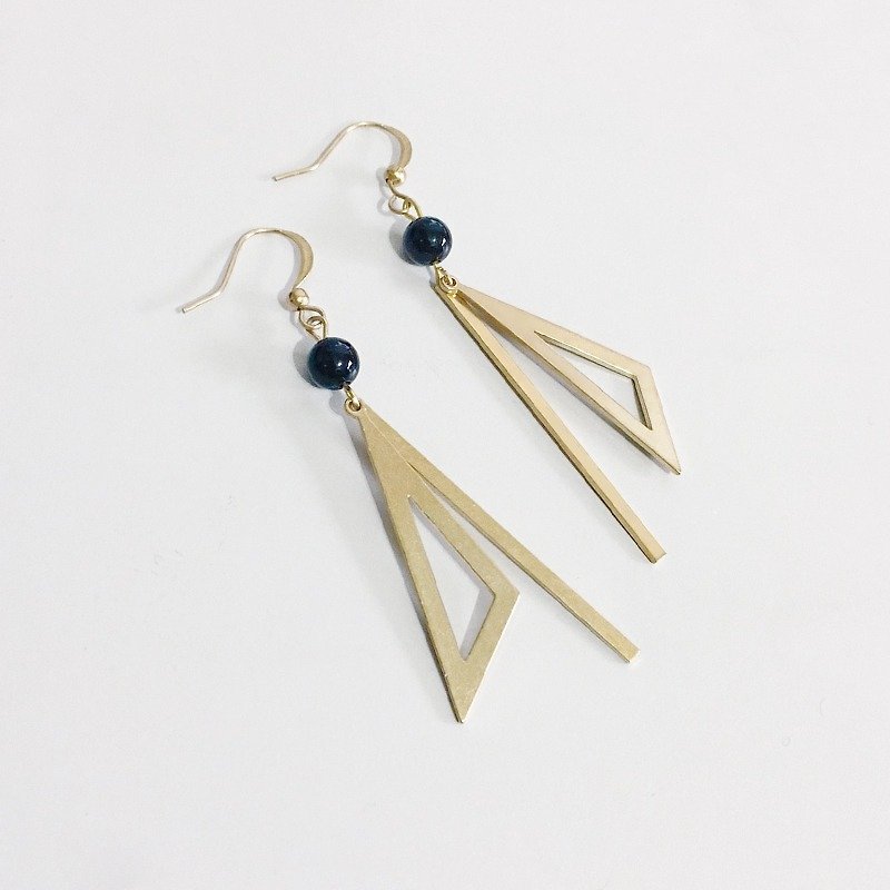 :: geometric triangle law of black onyx earrings clip-on can be changed - Earrings / one pair / Bronze earrings / fashion retro / birthday gift / earrings custom designs - ต่างหู - วัสดุอื่นๆ สีดำ