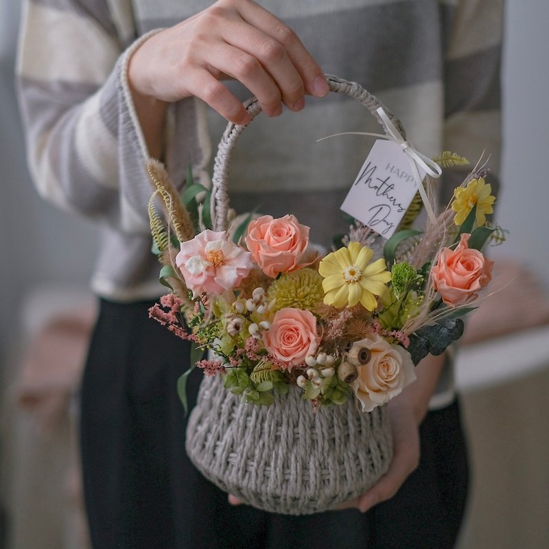 Mother's Day Preserved Flower Basket - ช่อดอกไม้แห้ง - พืช/ดอกไม้ สีส้ม