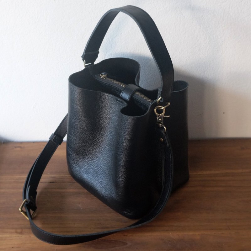Simple Black Square Bucket / Black Leather Bucket Bag - 側背包/斜背包 - 真皮 黑色