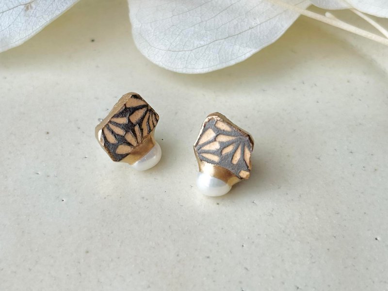 京焼　金継ぎ　サージカルステンレスピアス　花柄　淡水パール　天然石　 伝統工芸　No.151 - 耳環/耳夾/耳骨夾 - 陶 灰色