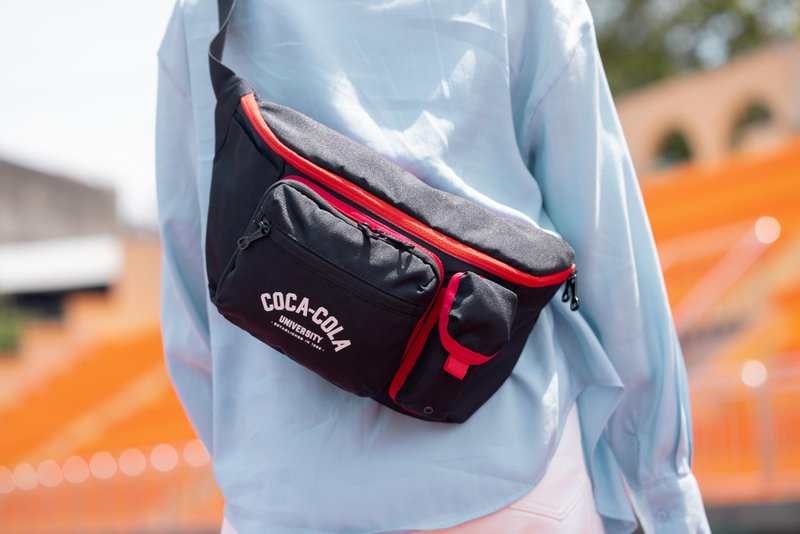 [RITE Coca-Cola] Joint TT06 Submarine Belt Bag-Black - กระเป๋าแมสเซนเจอร์ - วัสดุอีโค 