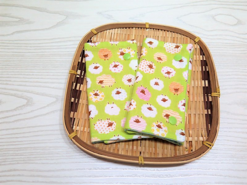 Fat small sheep (green) / 2 into (a pair): Japanese six-layer yarn non-toxic hand-held double-sided strap saliva towel. - ผ้ากันเปื้อน - ผ้าฝ้าย/ผ้าลินิน สีเขียว