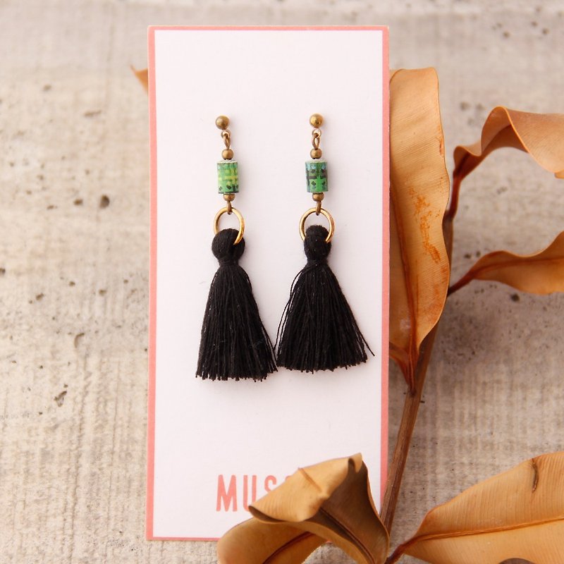 [small roll paper hand made / paper art / jewelry] ethnic wind tassel earrings - green black - Earrings & Clip-ons - Paper Green
