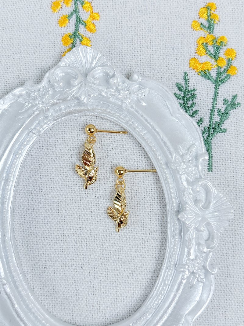 Three leaves - small earrings - ต่างหู - เครื่องประดับ สีทอง
