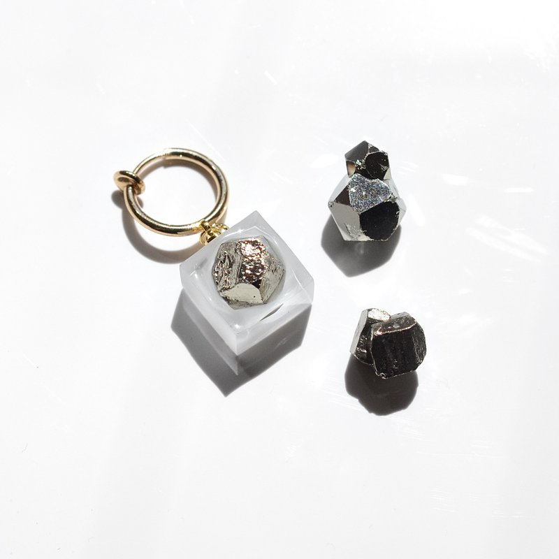 Clip-On for one ear Stainless Steel gold color pyrite natural stone Japanese design - ต่างหู - เรซิน สีเงิน