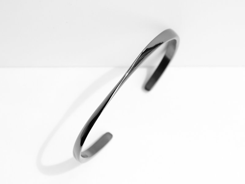 Twisted Cuff Bracelet | Grey | Engravable - Bracelets - Stainless Steel Gray