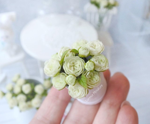 Dollhouse Miniature Hanging White Carnation Flower Arrangement ~ RP0742 