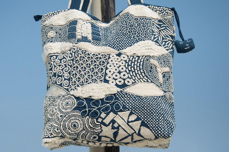 Hand-sewn pure cotton side backpack, embroidered cross-body bag, hand-embroidered shoulder bag, hand-sewn blue dye bag indigo - กระเป๋าแมสเซนเจอร์ - ผ้าฝ้าย/ผ้าลินิน สีน้ำเงิน