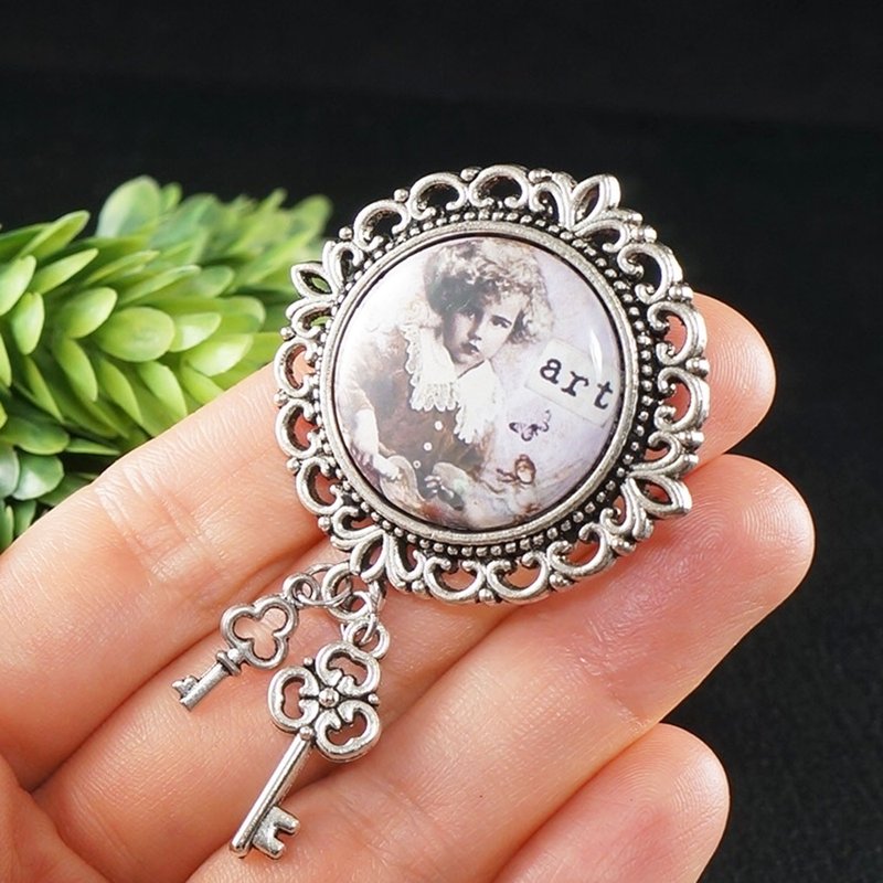 Vintage Style Art Brooch Gray Retro Picture Silver Key Charm Brooch Pin Jewelry - 胸針 - 其他金屬 銀色