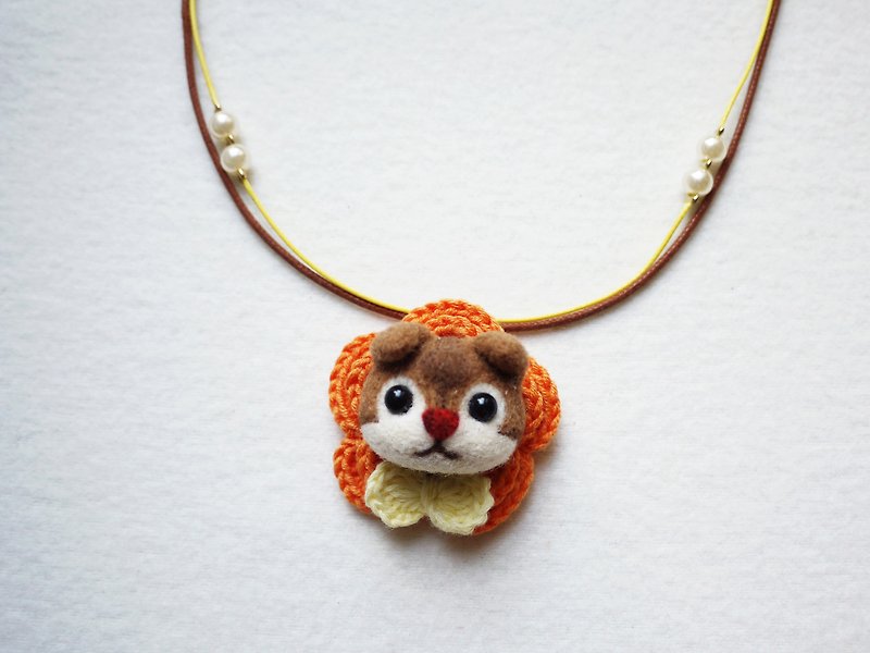 Petwoolfelt - Needle-felted squirrel 2-ways accessories (necklace + brooch) - Necklaces - Wool Orange
