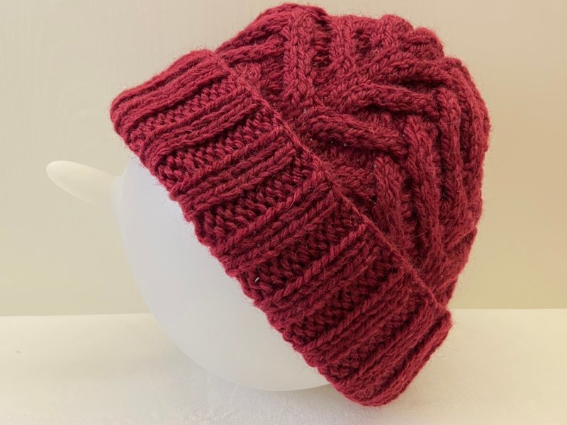 hand knitted beanie - หมวก - ขนแกะ สีแดง