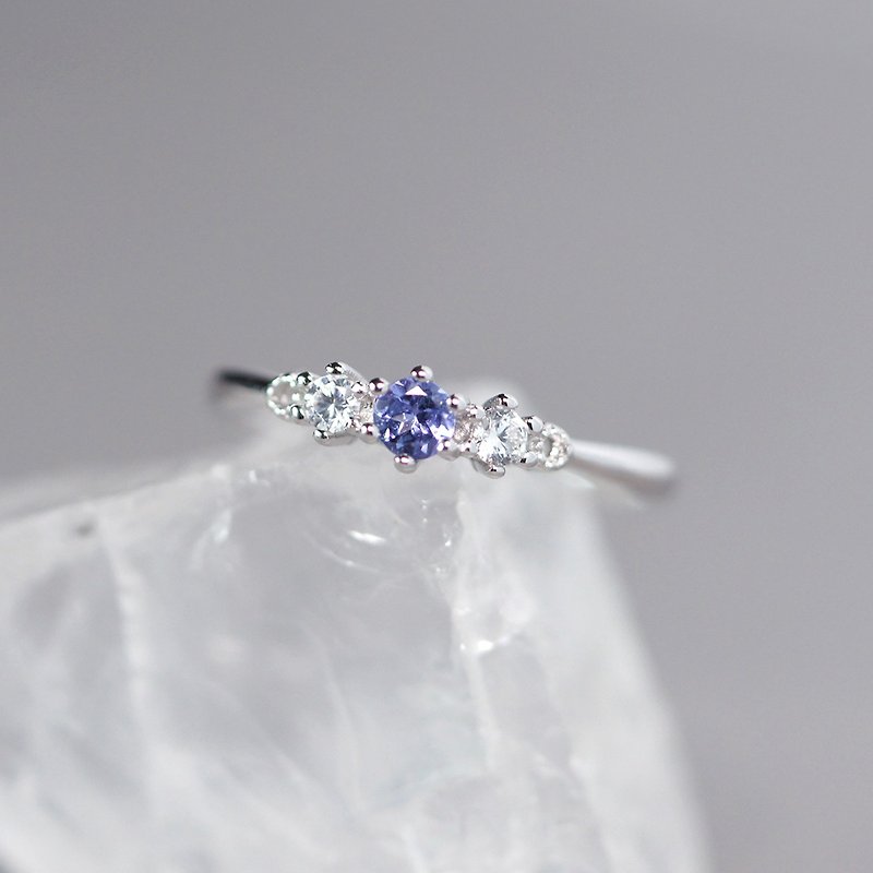 迷人藍紫-頂級坦桑石丹泉石3mm-純銀細戒指-12月誕生石 - 戒指 - 水晶 藍色