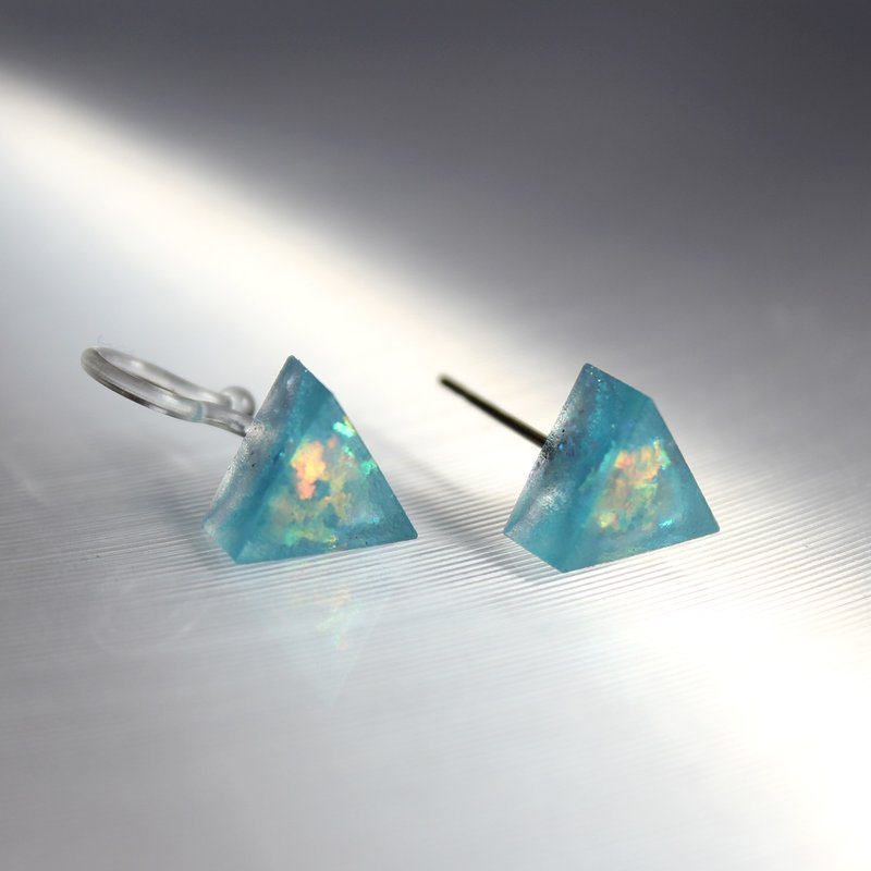 三角小耳環 / 極光水藍 / 單隻 - 耳環/耳夾/耳骨夾 - 樹脂 藍色