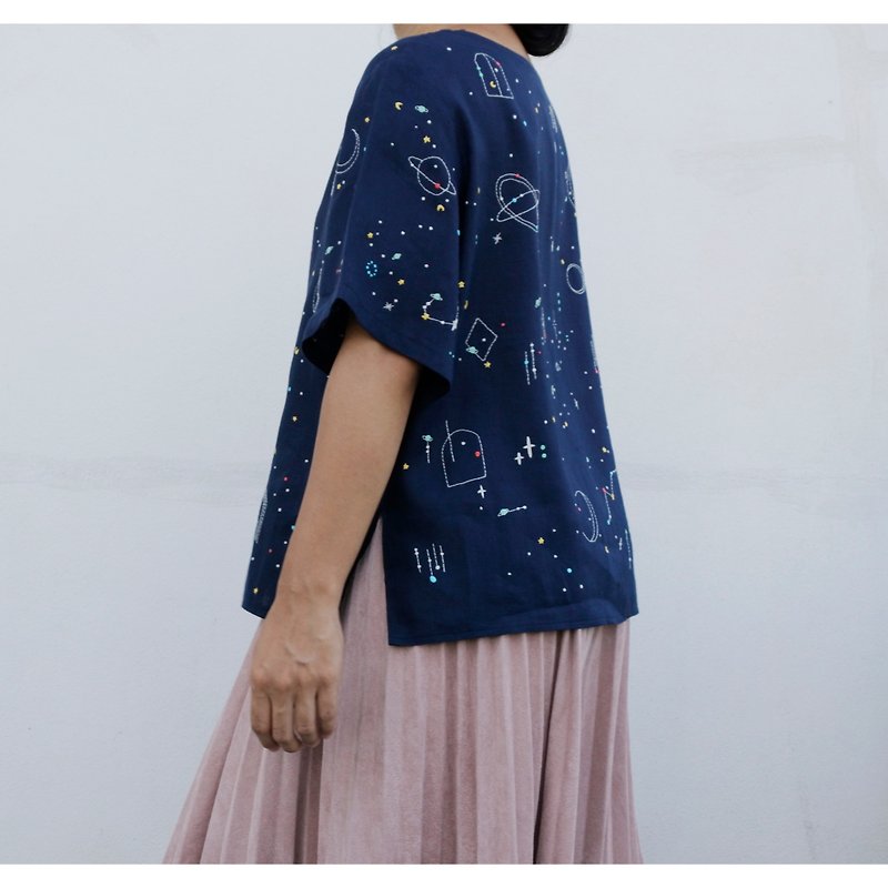 Blue linen shirt with star embroidery - 女上衣/長袖上衣 - 棉．麻 藍色