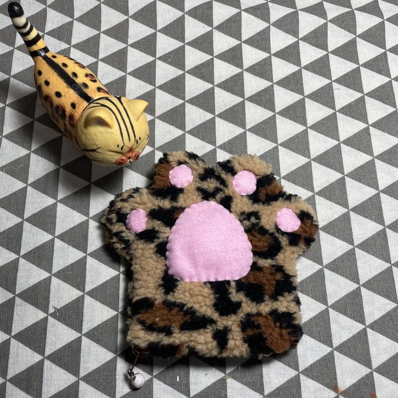 RABBIT LULU cat paw meat ball chirp coin purse storage bag leopard cat Pei Chun cat leopard print - กระเป๋าใส่เหรียญ - ผ้าฝ้าย/ผ้าลินิน สีนำ้ตาล