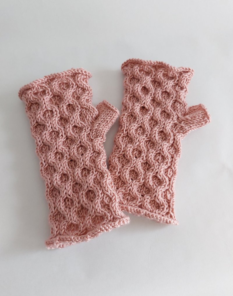 Hand-knitted peach-pink merino wool-blend fingerless gloves - ถุงมือ - ขนแกะ 