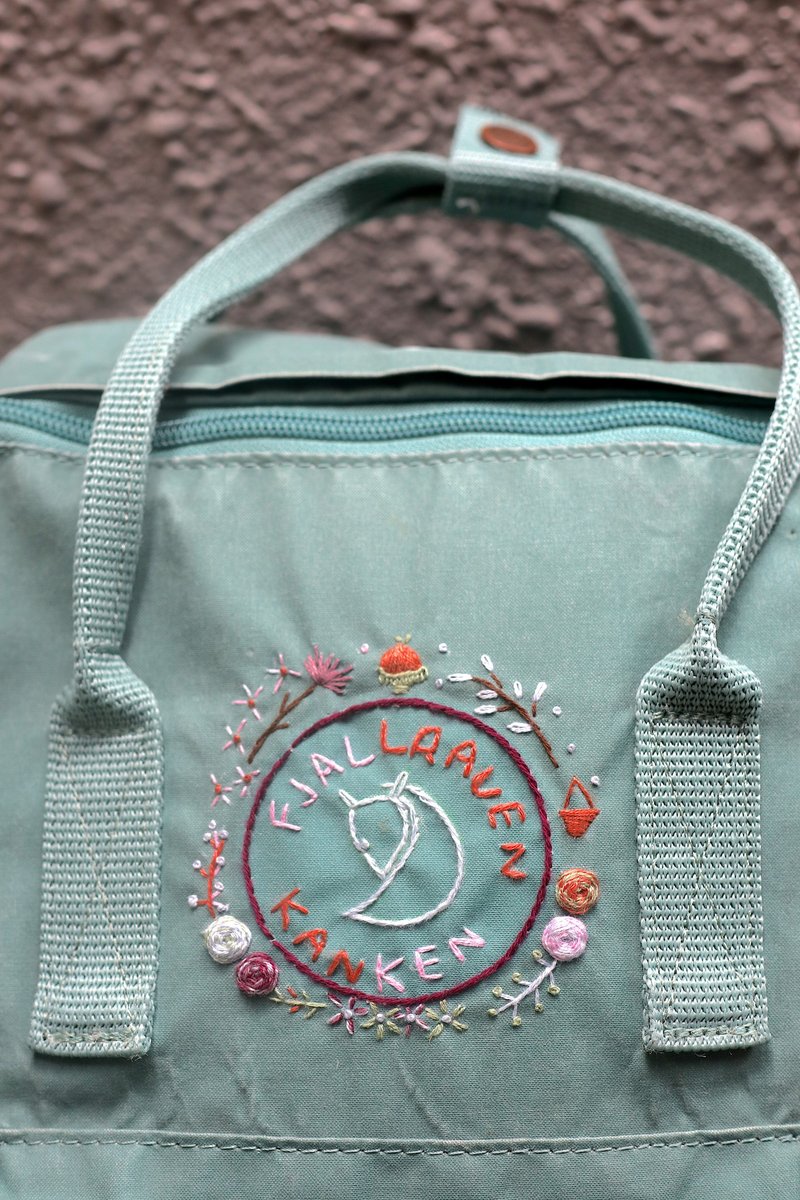 北極狐手刺繡標誌--不含包包-手工刺繡設計客製 - 後背包/背包/書包 - 防水材質 