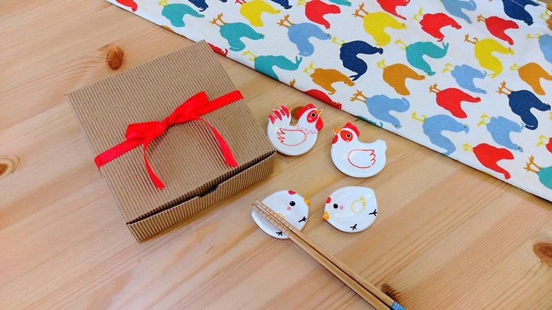🎄 Christmas exchange gift 🎁 Cuckoo chicken family chopsticks frame (a group of four) - เซรามิก - เครื่องลายคราม หลากหลายสี