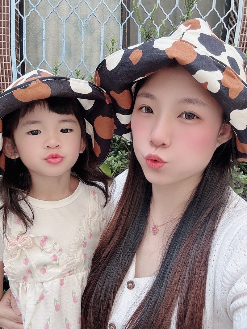 Momo乳牛雙面花朵帽 親子帽 手工製作 - 親子裝 - 棉．麻 咖啡色