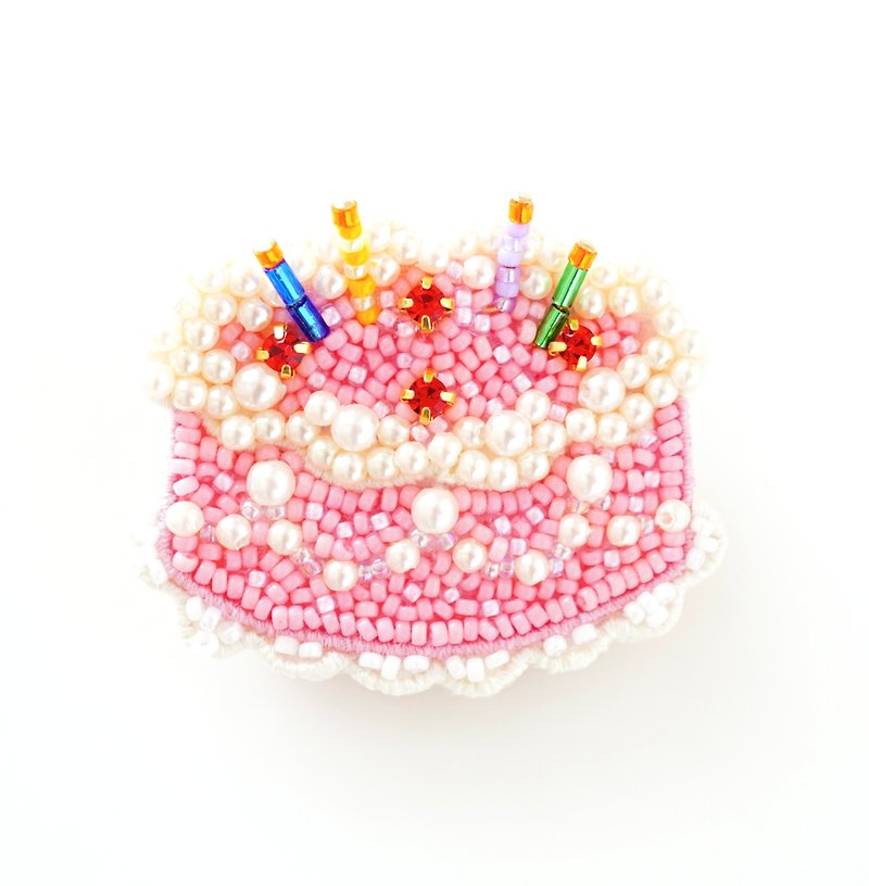 バースデーケーキのブローチ　ピンク　ビーズ刺繍の誕生日ケーキのブローチ - ブローチ - その他の素材 ピンク