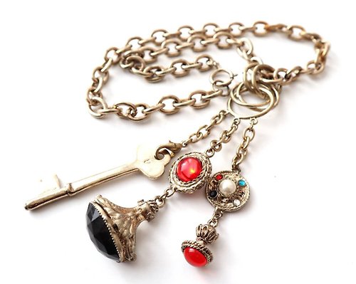 panic-art-market 80s vintage black red pearl key charm necklace