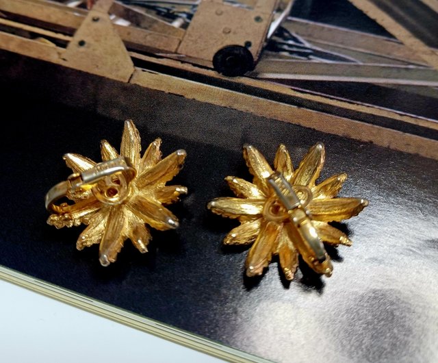 vintage jewelry AVON 1960s Starburst Flower clip on earrings Shop oldtime workstation Bracelets Pinkoi