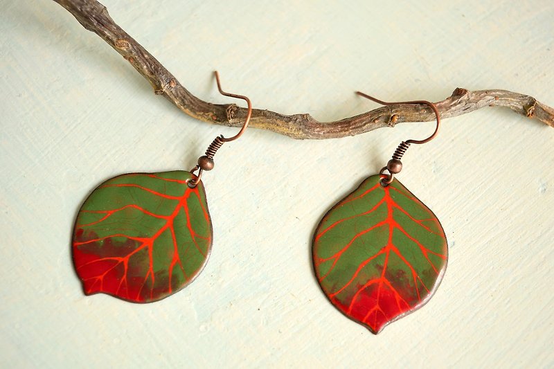 Autumn Alder Leaf Enamel Earrings Green and Claret - ต่างหู - วัตถุเคลือบ สีเขียว