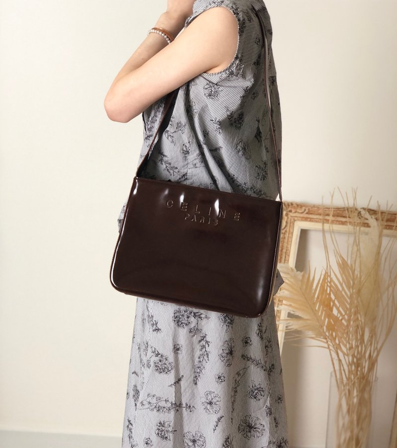【 日本直送　名牌中古包 】CELINE セリーヌ ショルダーバッグ ブラウン ロゴ カットアウト エナメル vintage ヴィンテージ e4mff8 - 側背包/斜背包 - 真皮 咖啡色