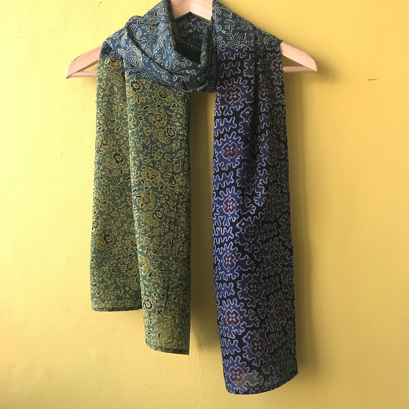 Woodcut dyeing and natural plant dyeing hand-limited scarf - Scarves - Cotton & Hemp Green