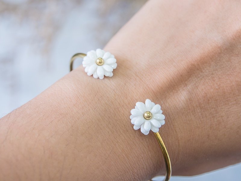 Daisy ~ white porcelain flower bracelet ~ size Mini - 手鍊/手鐲 - 陶 白色