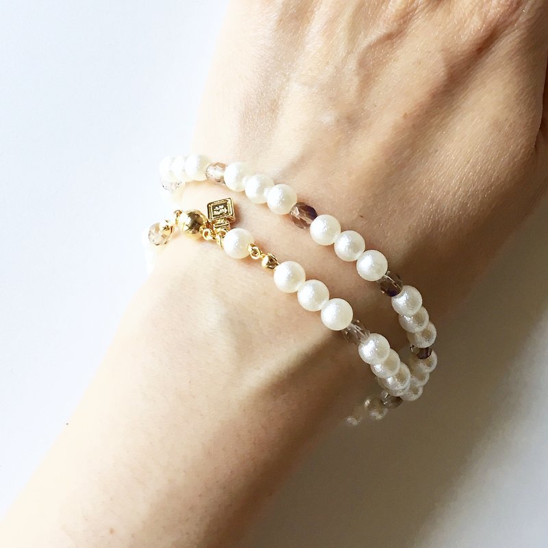 Light Czech Beads and Cotton Pearl Double Bracelet 7 - สร้อยข้อมือ - แก้ว ขาว