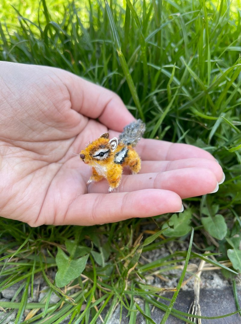 Miniature realistic chipmunk life like squirrel ooak unique toy 1 to 12 scale - Knitting, Embroidery, Felted Wool & Sewing - Thread Brown