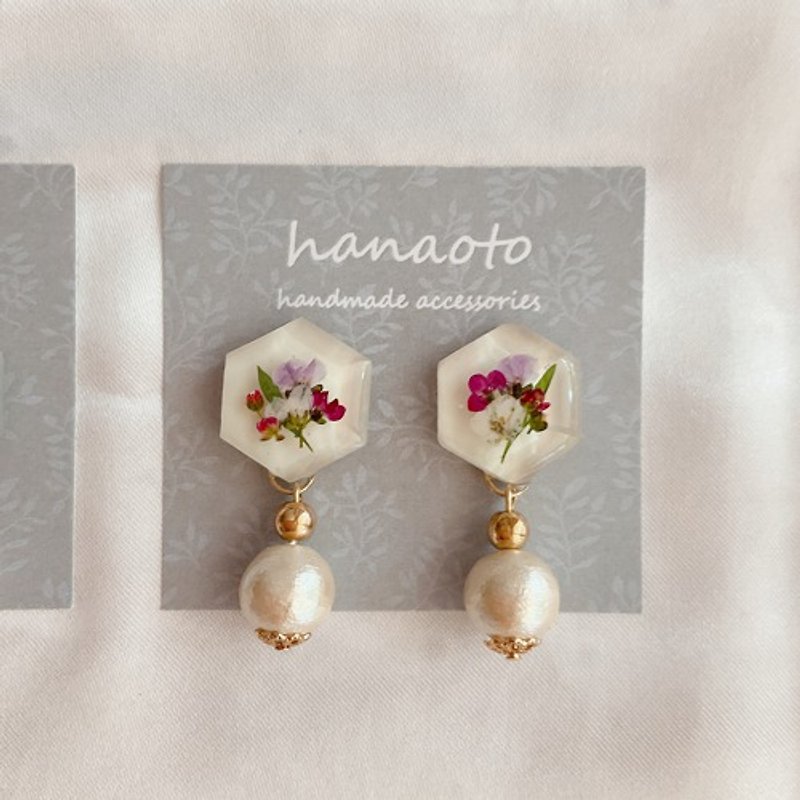 cotton pearl × dried flowers milky white earrings - 耳環/耳夾 - 樹脂 白色