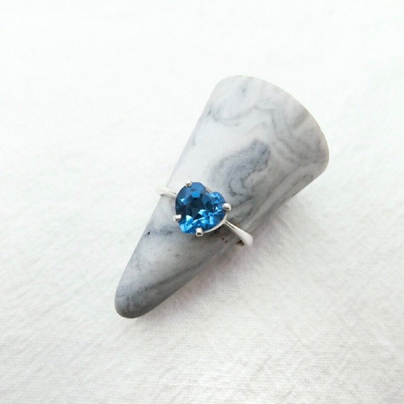 愛心藍托帕石925純銀爪鑲戒指 尼泊爾手工銀飾 - 戒指 - 寶石 銀色