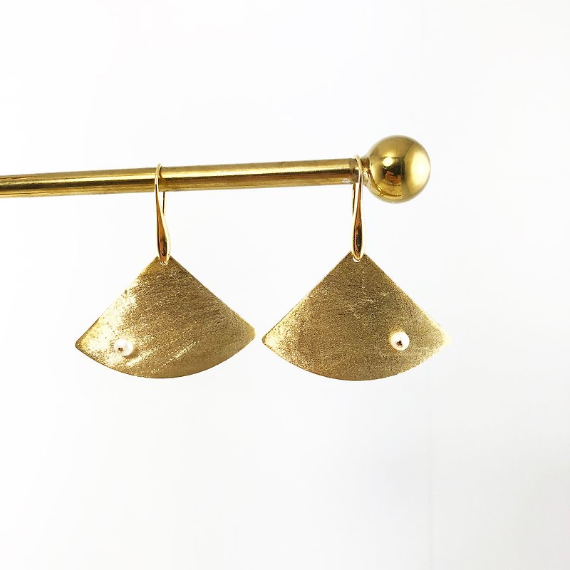 和風珍珠925純銀耳環 黃銅耳環 扇形耳環 北歐風耳環 新年禮物 - 耳環/耳夾 - 珍珠 金色