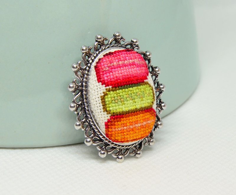 Macaroon brooch for woman, Jewelry for dessert lover - Brooches - Thread Multicolor