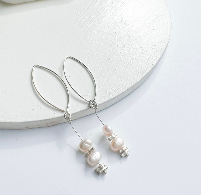 Pearls and silver sprinkles beads dangle earrings (E0166) - ต่างหู - เงินแท้ สีเงิน