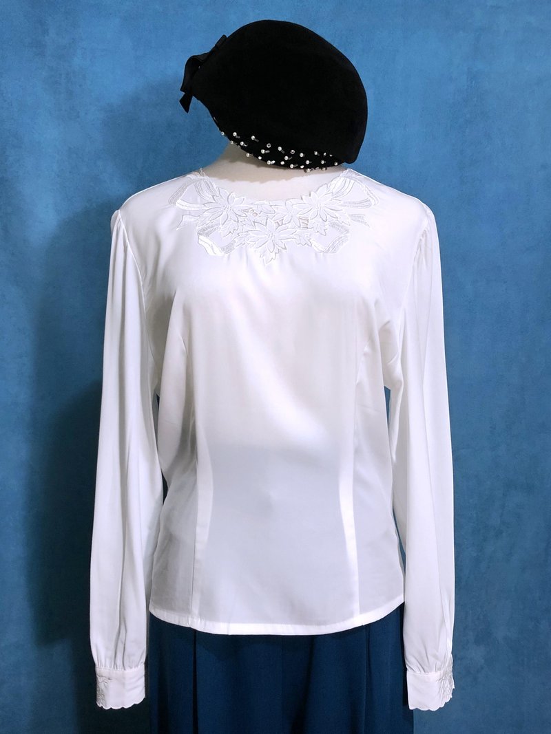 Neckline Flower Ribbon Embroidered Long Sleeve Vintage Shirt / VINTAGE - เสื้อเชิ้ตผู้หญิง - เส้นใยสังเคราะห์ ขาว