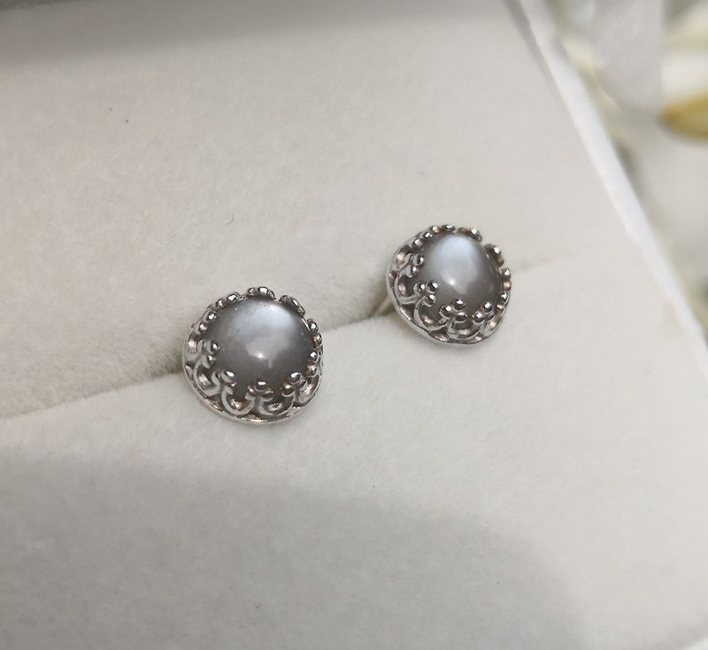 灰月光蕾絲耳環 - 耳環/耳夾 - 其他金屬 灰色