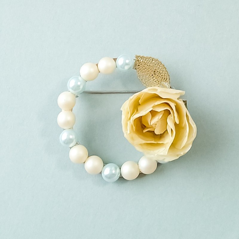 White rose and color pearl brooch - เข็มกลัด - พืช/ดอกไม้ ขาว