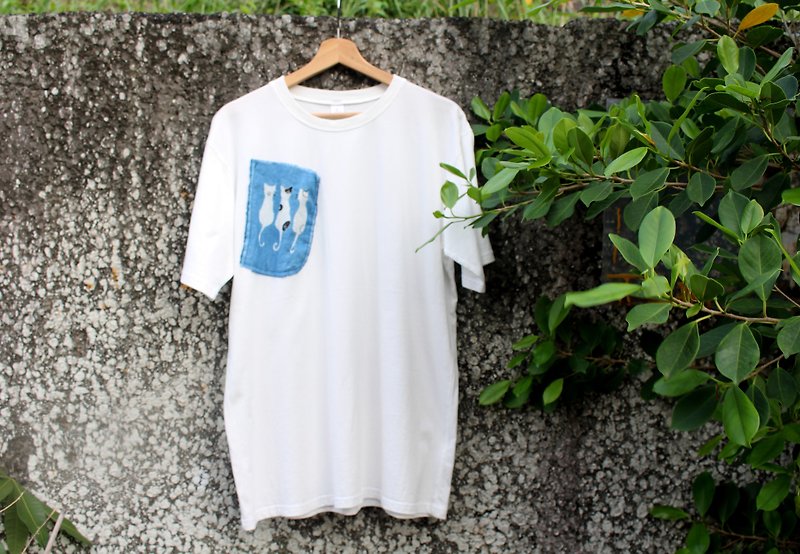 What to look at in the isvara hand-dyed blue-dyed cotton T-sthir daily cat series? - เสื้อฮู้ด - ผ้าฝ้าย/ผ้าลินิน สีน้ำเงิน