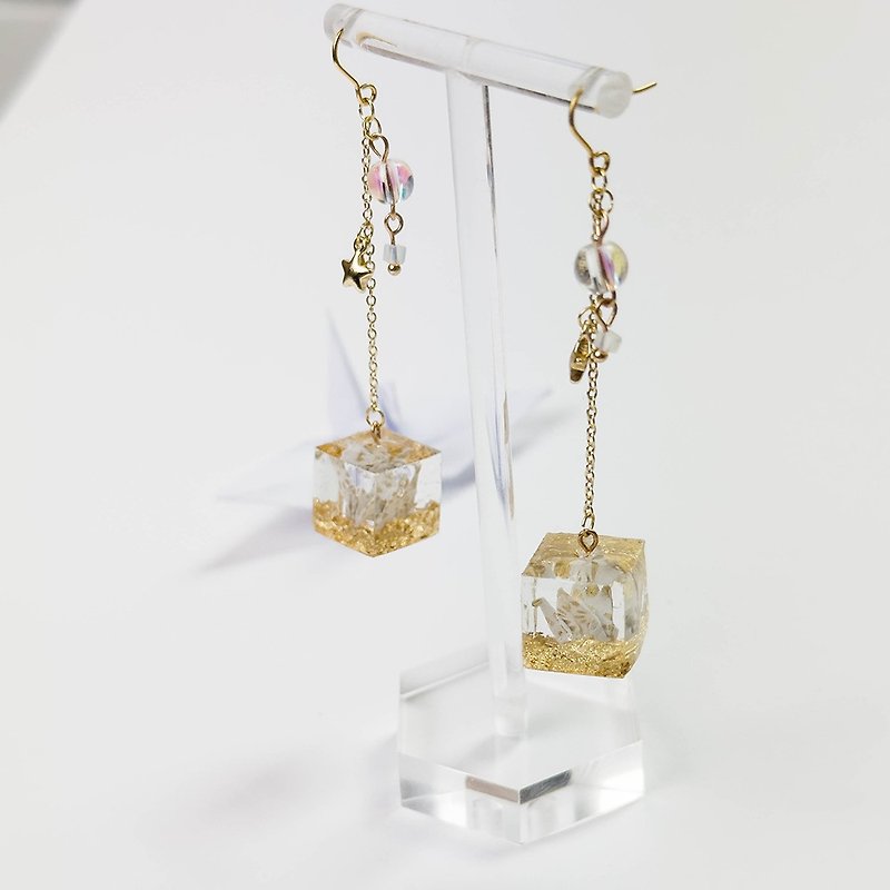 Cool paper crane origami ice cube gold leaf earrings/ Clip-On/ear needles - Earrings & Clip-ons - Resin Gold
