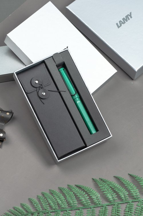 LAMY TAIWAN 官方旗艦館 【雷雕刻字】LAMY 鋼珠筆 黑線圈筆袋禮盒 /SAFARI系列- 星巴克綠