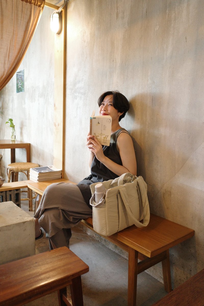 Light beige - Big dog fluffy shoulder tote bag WHITEOAKFACTORY 蓬鬆包 手提 - 公事包 - 尼龍 卡其色