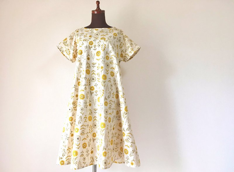 Grass Flower Pattern Flare Dress Dress Cotton Linen Short Sleeve Yellow - ชุดเดรส - ผ้าฝ้าย/ผ้าลินิน สีเหลือง