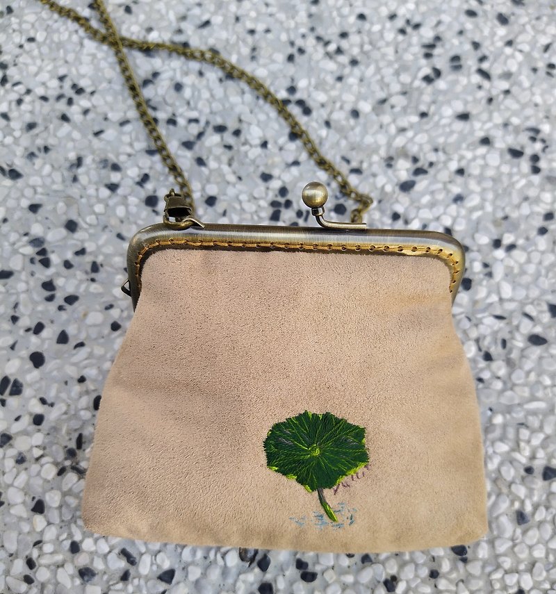 Lotus leaf cross-body kiss lock bag - กระเป๋าแมสเซนเจอร์ - งานปัก สีนำ้ตาล