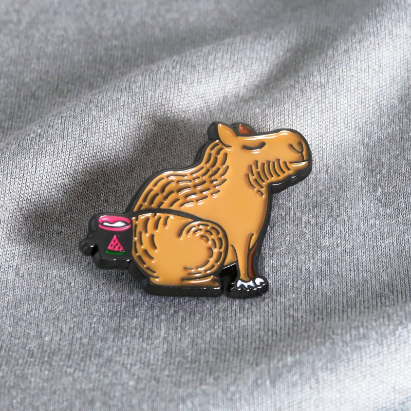 Craggy Capybara Enamel Pin – Gift for Climbers Boulderers – 攀岩針 – 등반 クライミング - Badges & Pins - Other Metals Multicolor