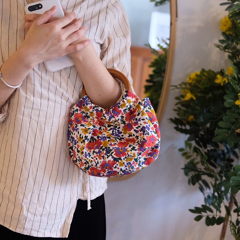 Small fresh flower and wood handle bag handbag - กระเป๋าถือ - ผ้าฝ้าย/ผ้าลินิน 