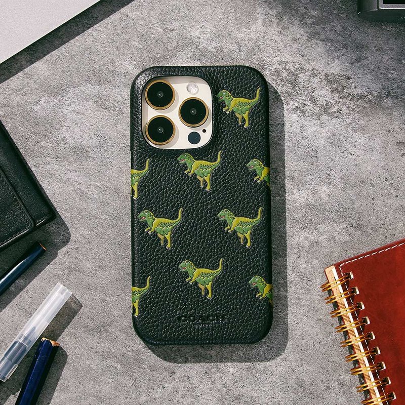【COACH】iPhone 14系列 精品真皮手機防摔保護殼-小恐龍 - 手機殼/手機套 - 塑膠 黑色